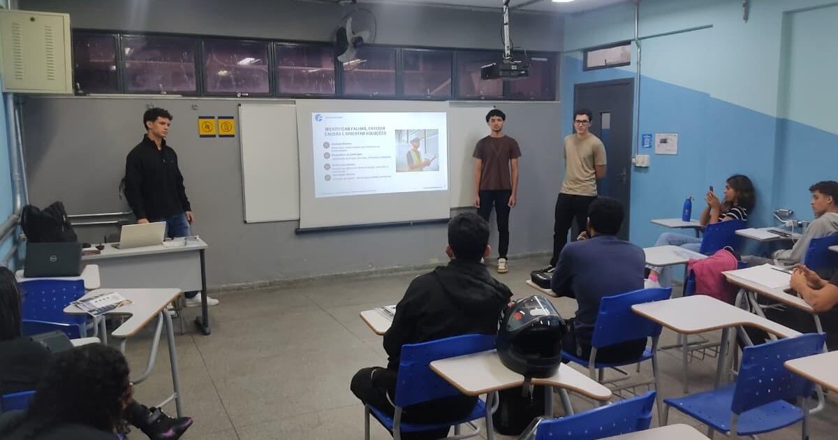 Equipe apresenta o projeto de engenharia diagnóstica para alunos do SENAI Nova Lima