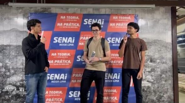 Guilherme e integrantes da equipe diante do painel do SENAI Nova Lima