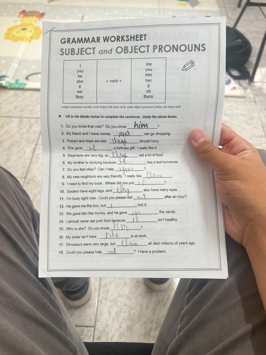 Atividade de pronomes em inglês preenchida por aluno