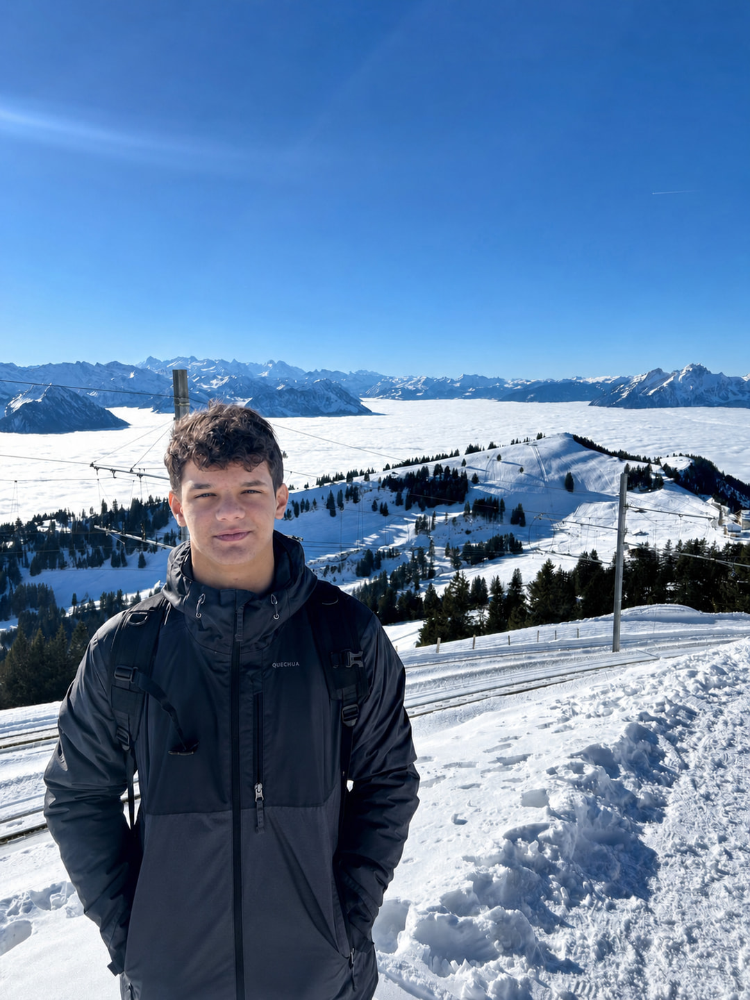 Guilherme Menezes Pereira em uma paisagem de montanhas nevadas em Lucerna, Suíça