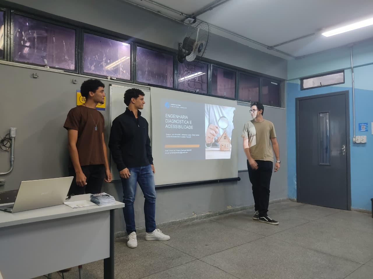 Guilherme apresentando o projeto de Engenharia Diagnóstica