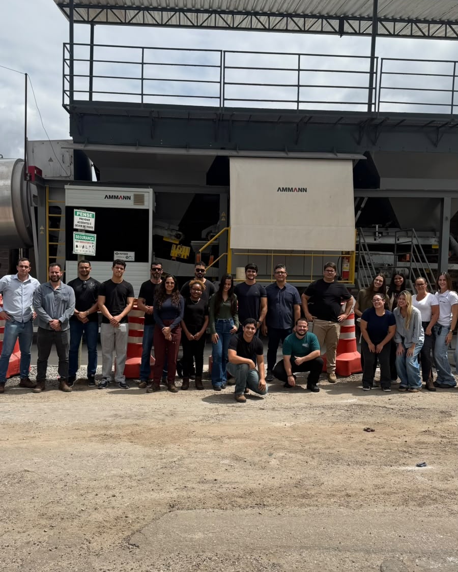 FUMEC Civil Engineering class in front of the mobile asphalt plant